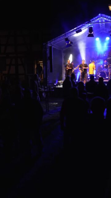 Und so geht mit @no_authority_skapunk_1996 auch schon der Freitag der LMN zu Ende.
Morgen um 18 Uhr geht‘s hier weiter. Restkarten für den Tag gib es vor Ort.
Wir freuen uns auf morgen! #lmn26 #liedermachernacht #openair #festival #ortenaukreis